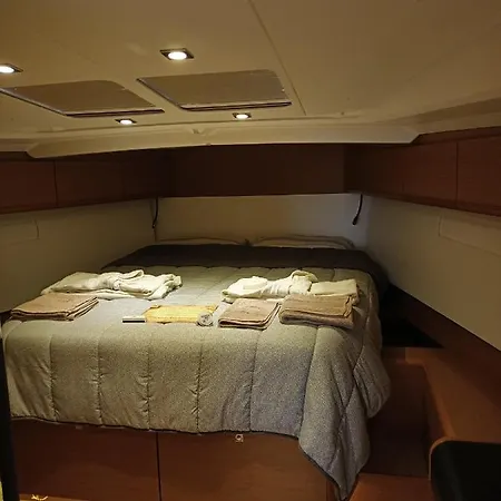 Botel Barca Alto Livello *